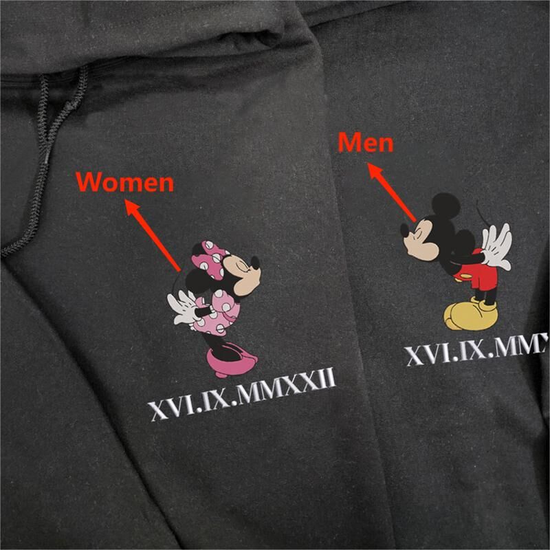 Felpa con cappuccio personalizzata con ricamo dei cartoni animati Mickey e Minnie con data numerica romana personalizzata per l'anniversario della coppia
