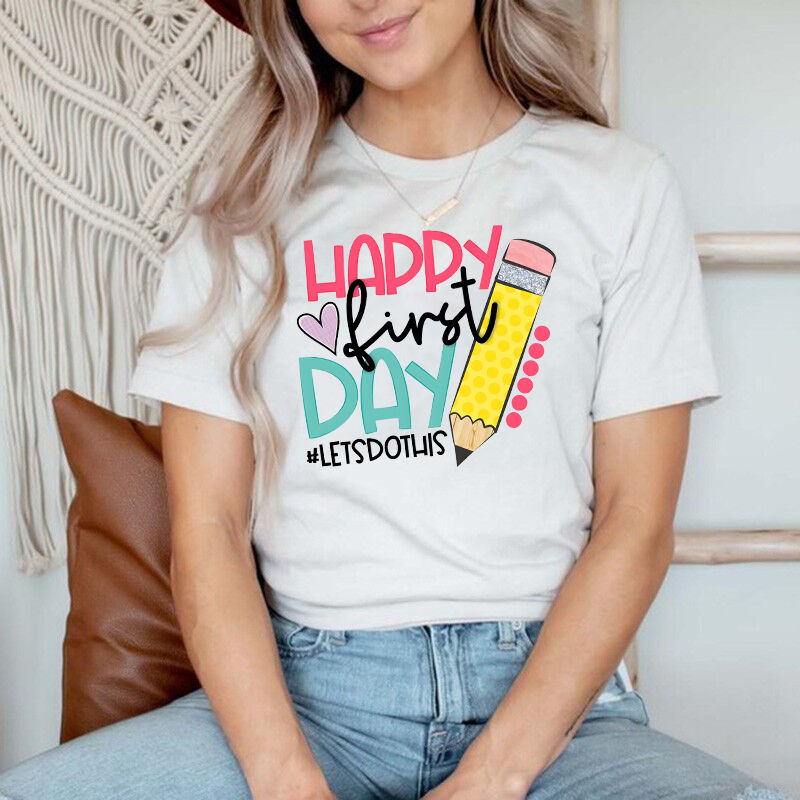 Personalisiertes T-shirt Happy First Day Let's Do This Perfektes Schulanfangsgeschenk für Lehrer