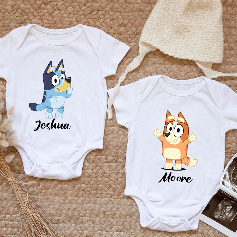 Mono de bebé personalizado con diseño de dibujos animados de Bluey para niños, adorable regalo para baby shower familiar.
