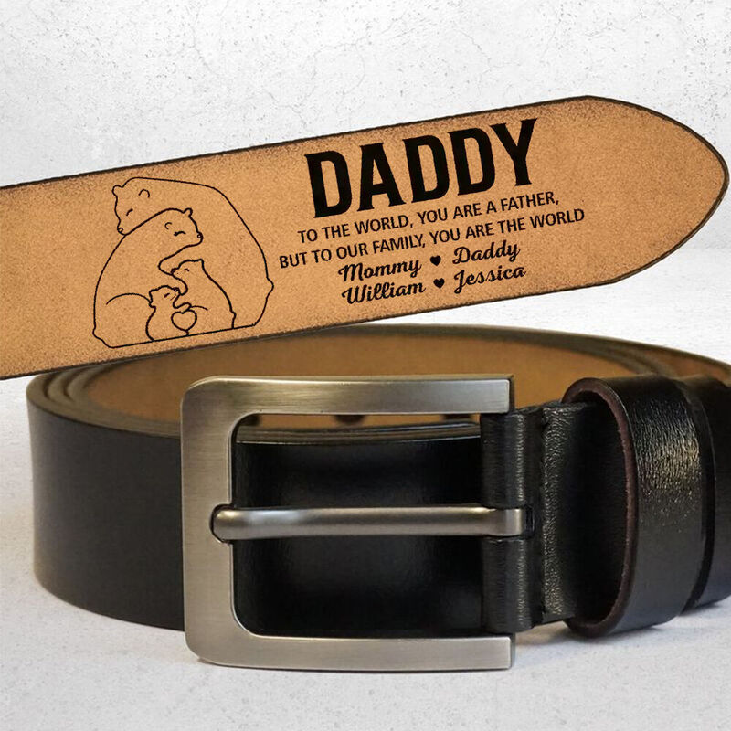 Cinturón de cuero grabado personalizado para papá con la frase "Bear Family Dad You Are the World"