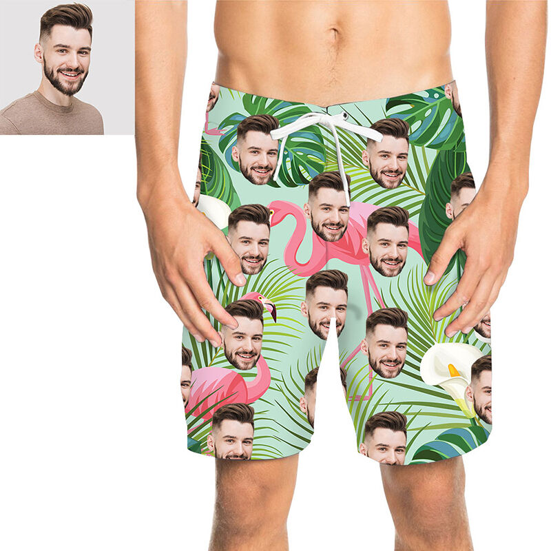 Shorts de plage pour hommes avec mélange de visages, feuilles vertes et flamants roses.