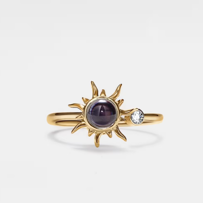 Ring med personlig fotoprojektion och solrosformad julklapp till flickvän