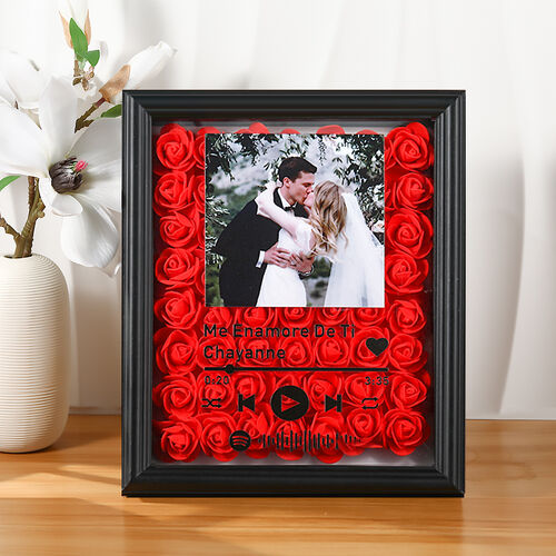 Boîte d'ombre en forme de fleur séchée avec code Spotify personnalisé et cadeau photo pour un mariage