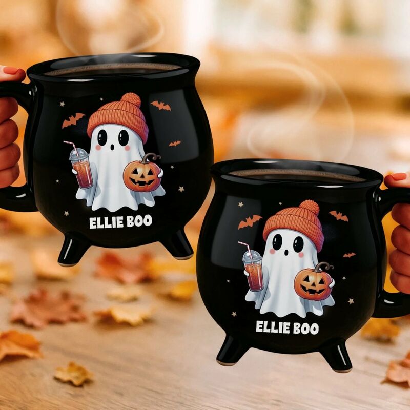 Taza de café personalizada con diseño de caldero fantasma y nombre personalizado, regalo de Halloween para la familia.
